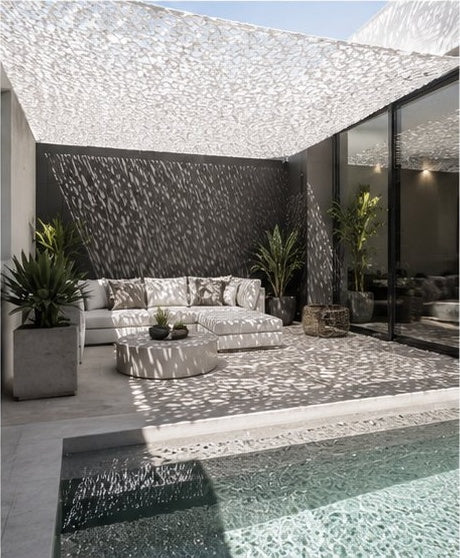 Filet d'ombrage blanc tendu sur un patio avec salon rond