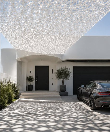 Filet d'ombrage blanc à l'entrée d'une villa contemporaine