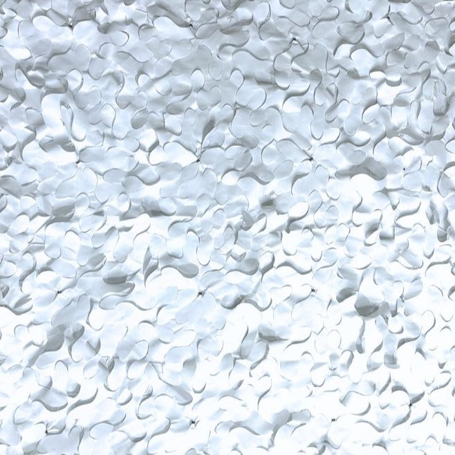 Détail de la fixation par câble acier d'un filet d'ombrage blanc