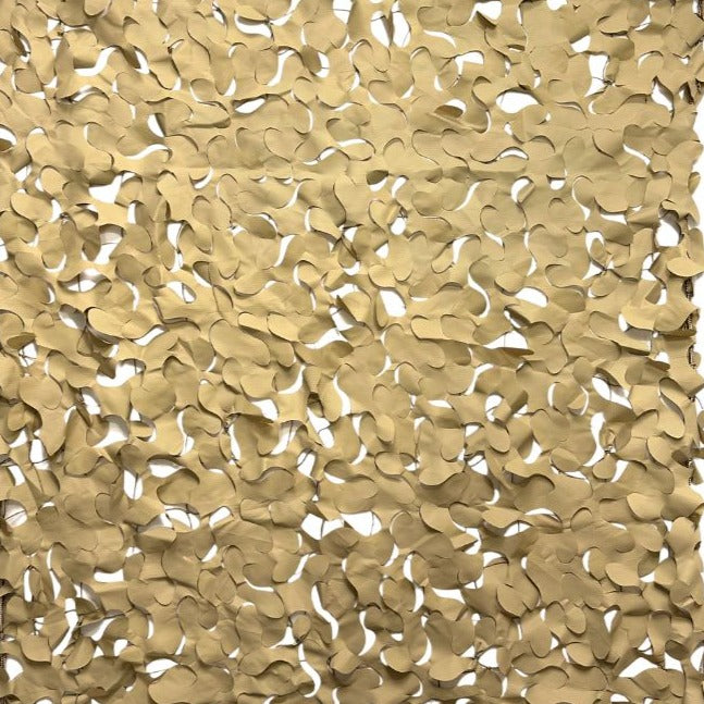 Détail de la fixation par câble acier d'un filet d'ombrage sable