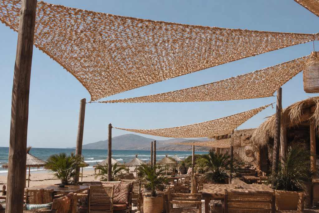 Filets d'ombrage triangulaires sable ombrageant un beach bar en bord de mer
