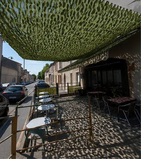 Filet d'ombrage vert sur une terrasse en bord de rue