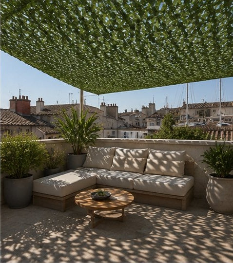 Filet d'ombrage vert sur un rooftop avec vue sur le port