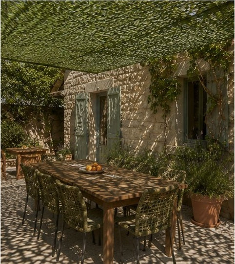 Filet d'ombrage vert sur la terrasse d'un mas provençal