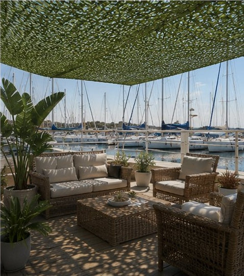 Filet d'ombrage vert au-dessus d'un salon extérieur face à la marina