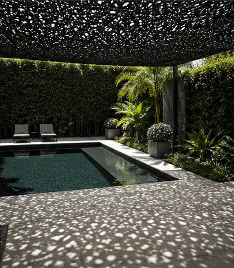 Filet d'ombrage noir ombrageant un bord de piscine