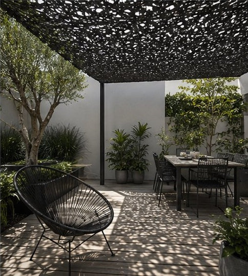 Filet d'ombrage noir au-dessus d'une terrasse aménagée