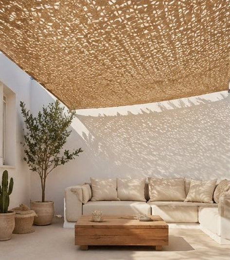 Filet d'ombrage sable tendu sur un salon de terrasse extérieur