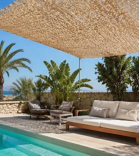 Filet d'ombrage sable ombrageant un coin piscine