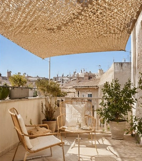 Filet d'ombrage sable sur un rooftop en ville